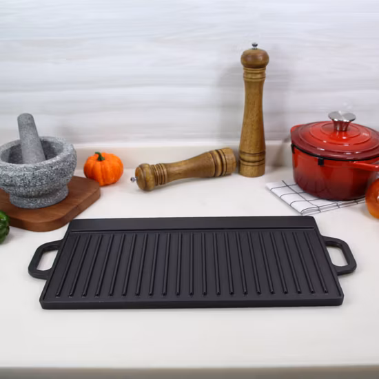 Plaque de cuisson réversible à double brûleur en fonte pré-assaisonnée, taille : 43 x 23 cm.